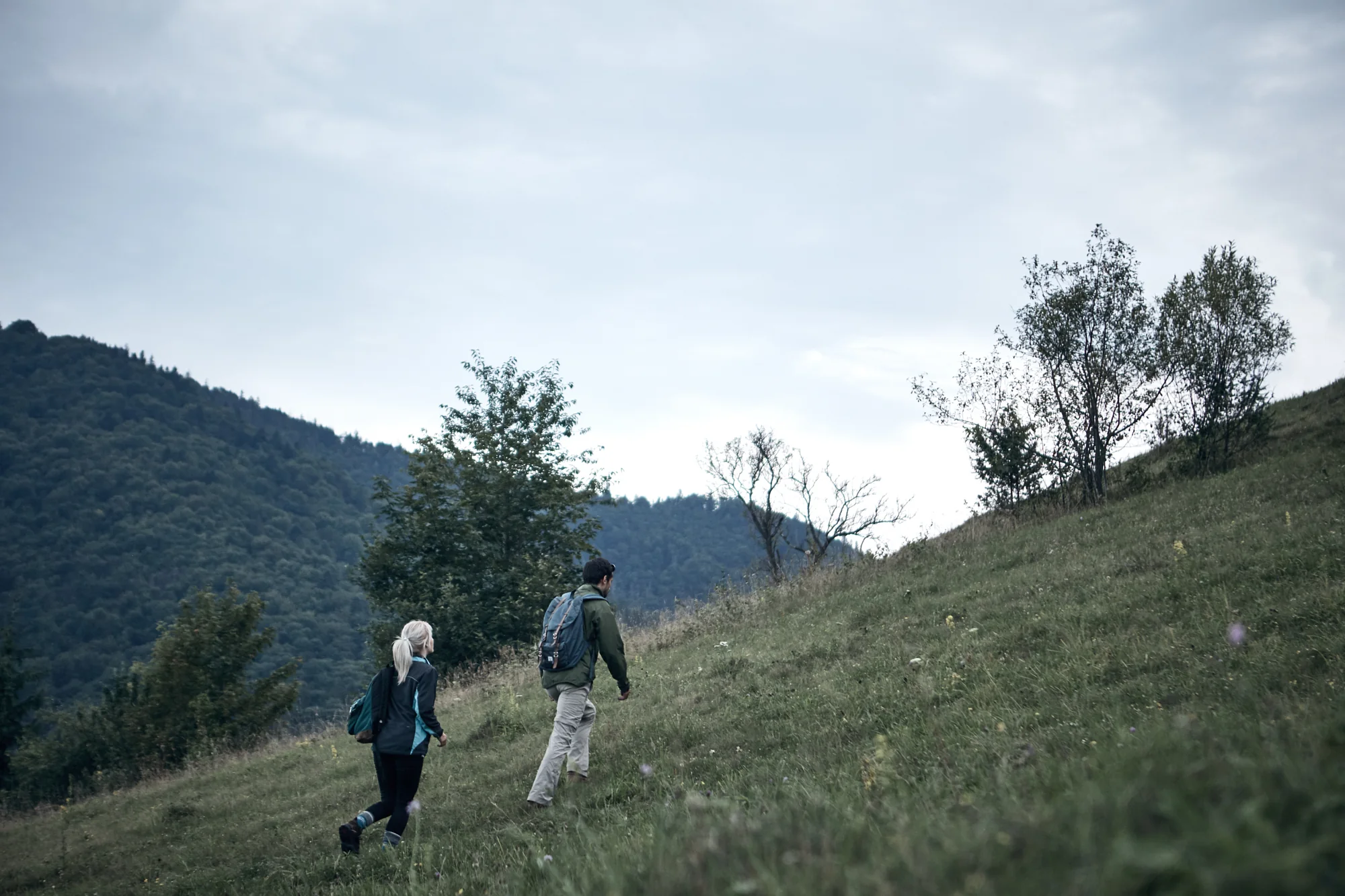 Coppia escursionismo all'aperto 