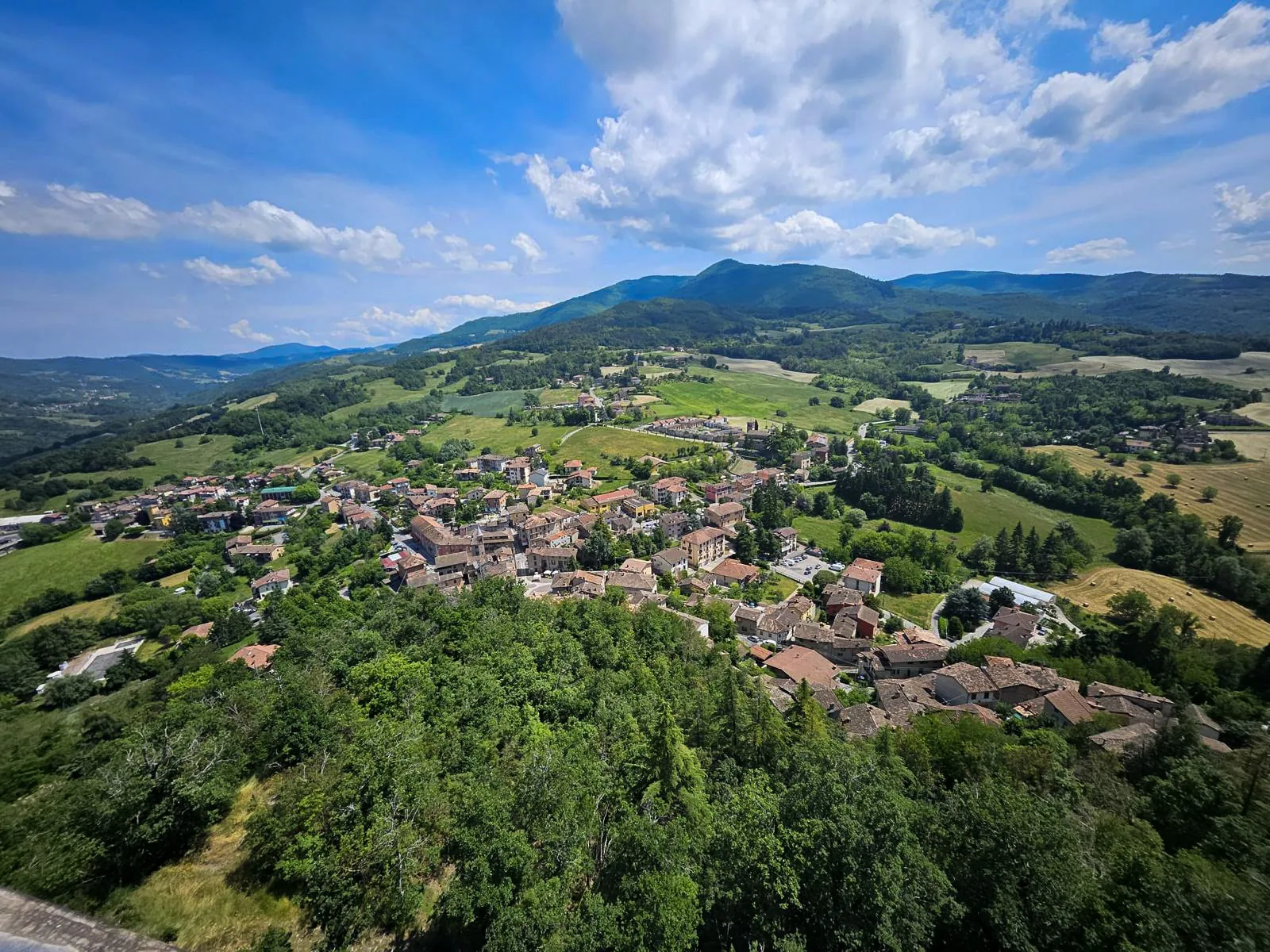Panorama di Zavattarello e delle colline dell’Oltrepò Pavese