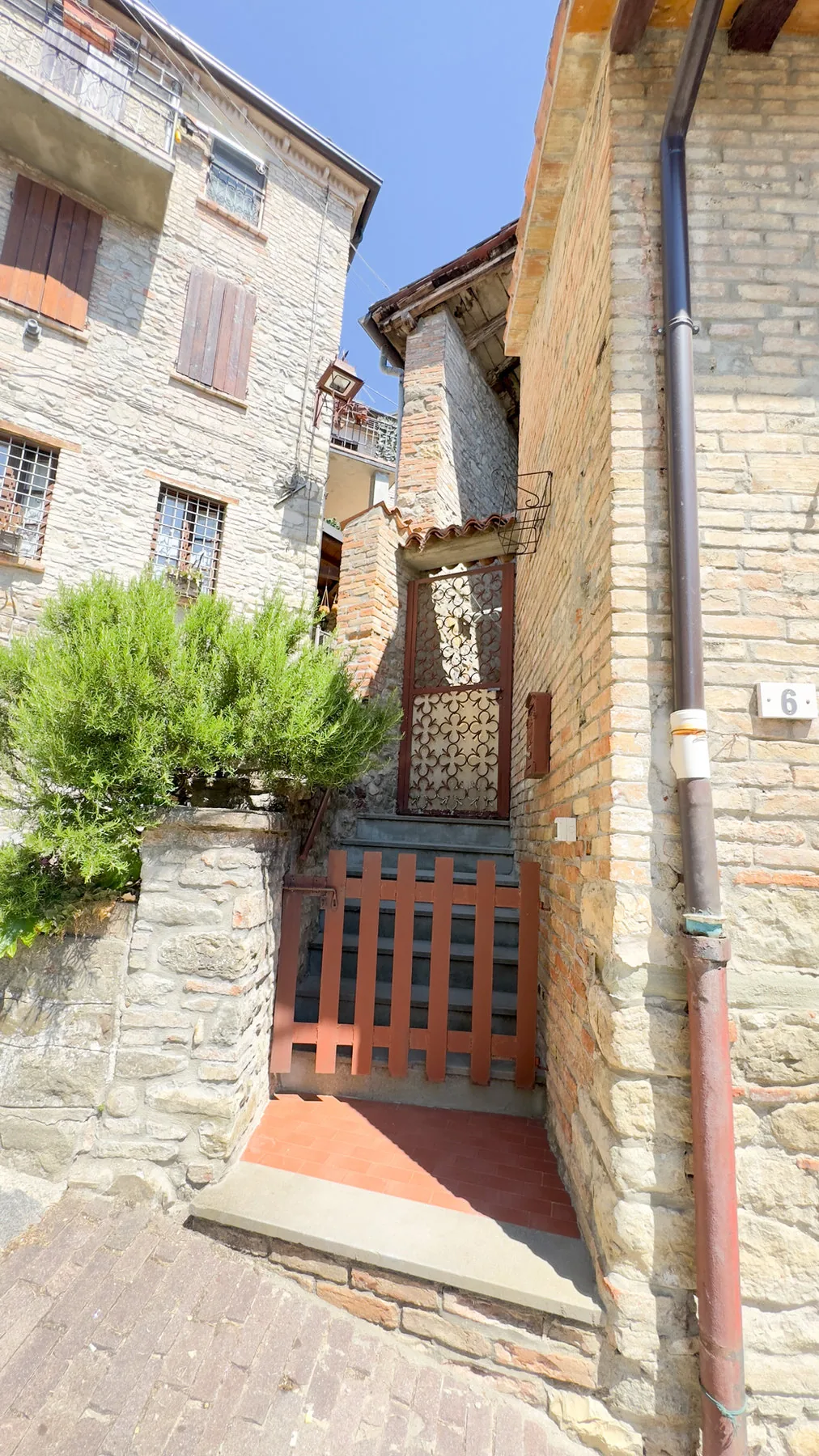 Pietra, piccoli giardini e dettagli delle dimore del borgo