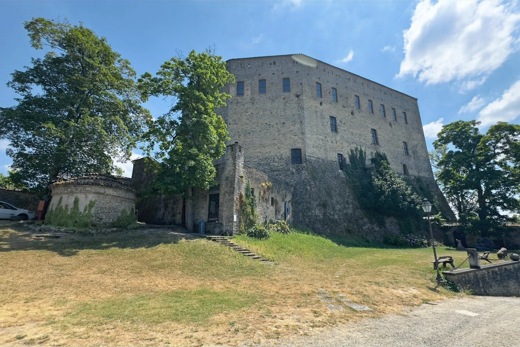 Il Castello Dal Verme tra gli alberi di Zavattarello